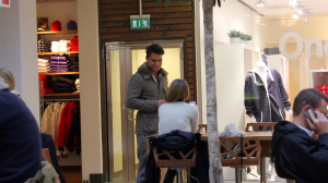 Carl flörtar med en tjej på ett Café